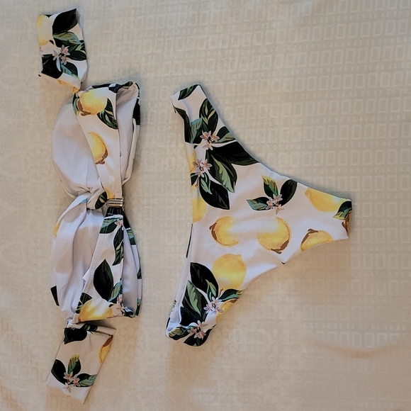 Never Worn Lemon Print Bikini with Cap Sleeve Size M - Picture 2 of 2